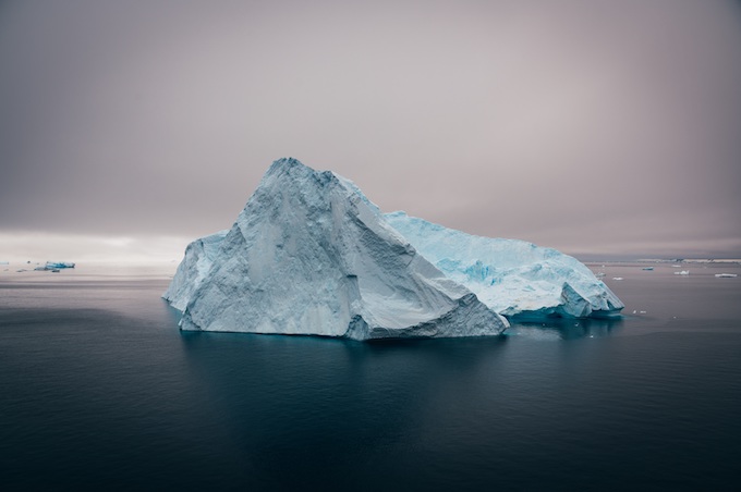 جبل جليدي أزرق في أنتاركتيكا بعمق مخفي [الطريقة الخمسية الدورانية]